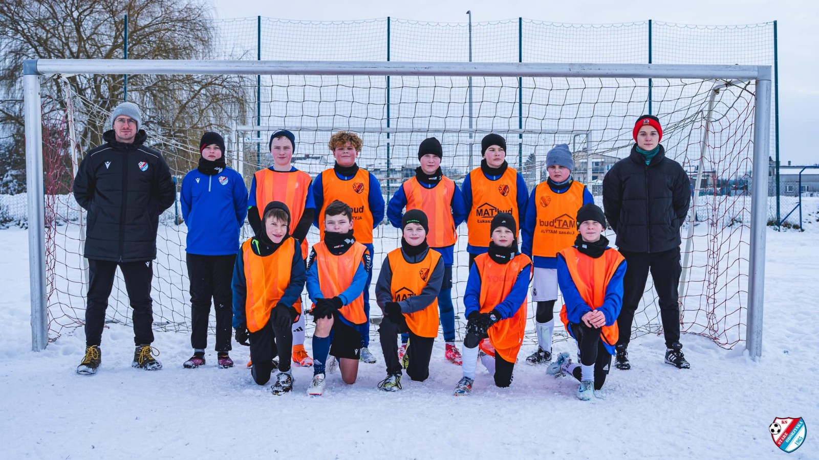 Młodzieżowy futbol bez granic – nawet śnieg nie zatrzyma pasji! 