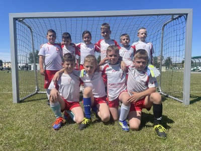Żaki zagrały w Czempiniu – sportowe emocje w niedzielne południe
