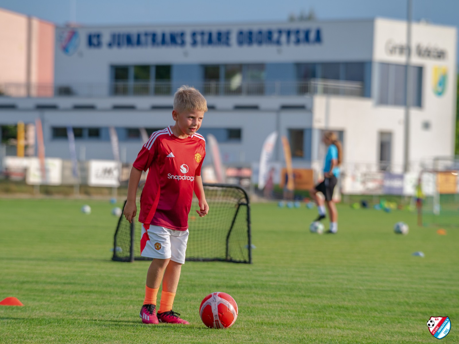 FOTO: Słoneczny wrzesień w pełni, a nasi młodzi piłkarze nie zwalniają tempa