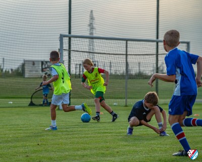 FOTO: Słoneczny wrzesień w pełni, a nasi młodzi piłkarze nie zwalniają tempa
