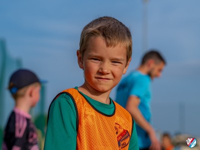 FOTO: Słoneczny wrzesień w pełni, a nasi młodzi piłkarze nie zwalniają tempa