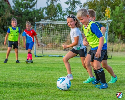 FOTO: Słoneczny wrzesień w pełni, a nasi młodzi piłkarze nie zwalniają tempa