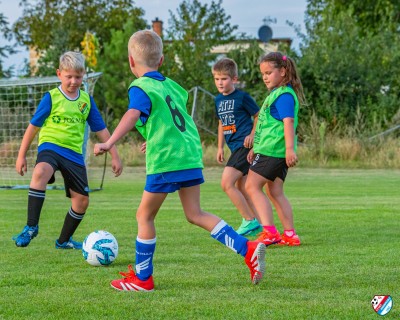FOTO: Słoneczny wrzesień w pełni, a nasi młodzi piłkarze nie zwalniają tempa