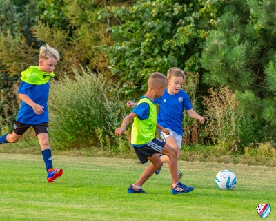 FOTO: Słoneczny wrzesień w pełni, a nasi młodzi piłkarze nie zwalniają tempa