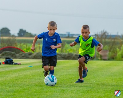 FOTO: Słoneczny wrzesień w pełni, a nasi młodzi piłkarze nie zwalniają tempa