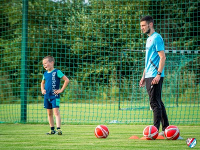 FOTO: Słoneczny wrzesień w pełni, a nasi młodzi piłkarze nie zwalniają tempa