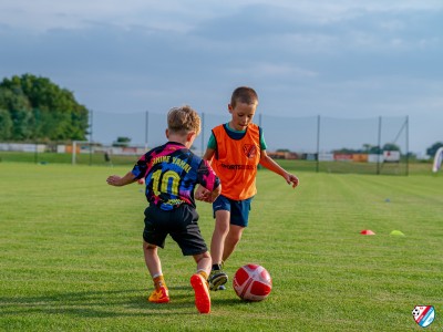 FOTO: Słoneczny wrzesień w pełni, a nasi młodzi piłkarze nie zwalniają tempa