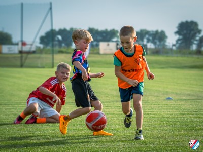 FOTO: Słoneczny wrzesień w pełni, a nasi młodzi piłkarze nie zwalniają tempa