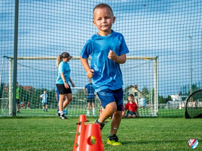 FOTO: Słoneczny wrzesień w pełni, a nasi młodzi piłkarze nie zwalniają tempa