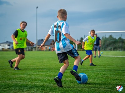 FOTO: Słoneczny wrzesień w pełni, a nasi młodzi piłkarze nie zwalniają tempa