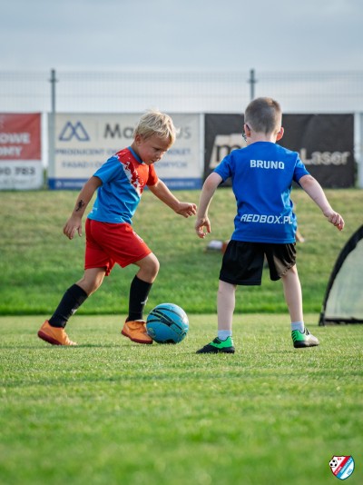 FOTO: Słoneczny wrzesień w pełni, a nasi młodzi piłkarze nie zwalniają tempa