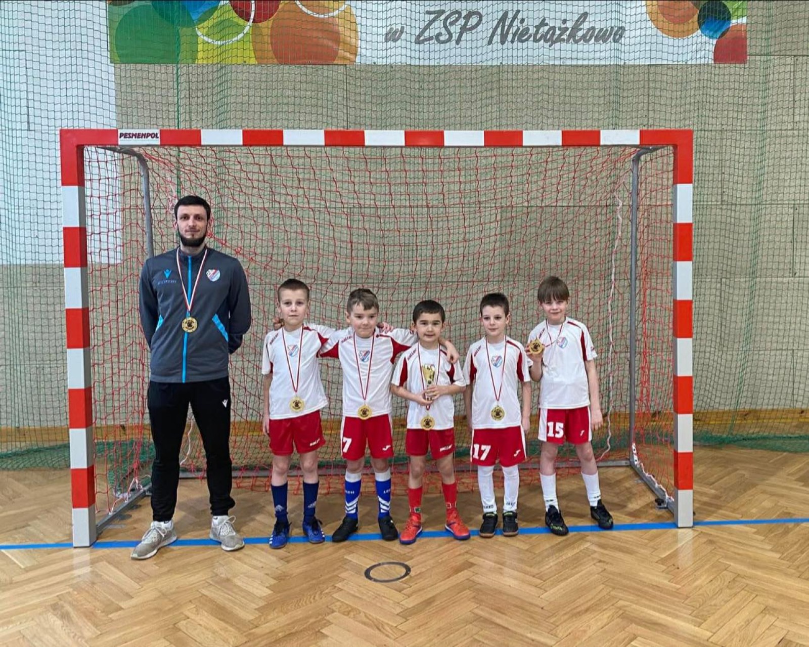 Odwaga, zaangażowanie i puchar – udany turniej Żaka F2