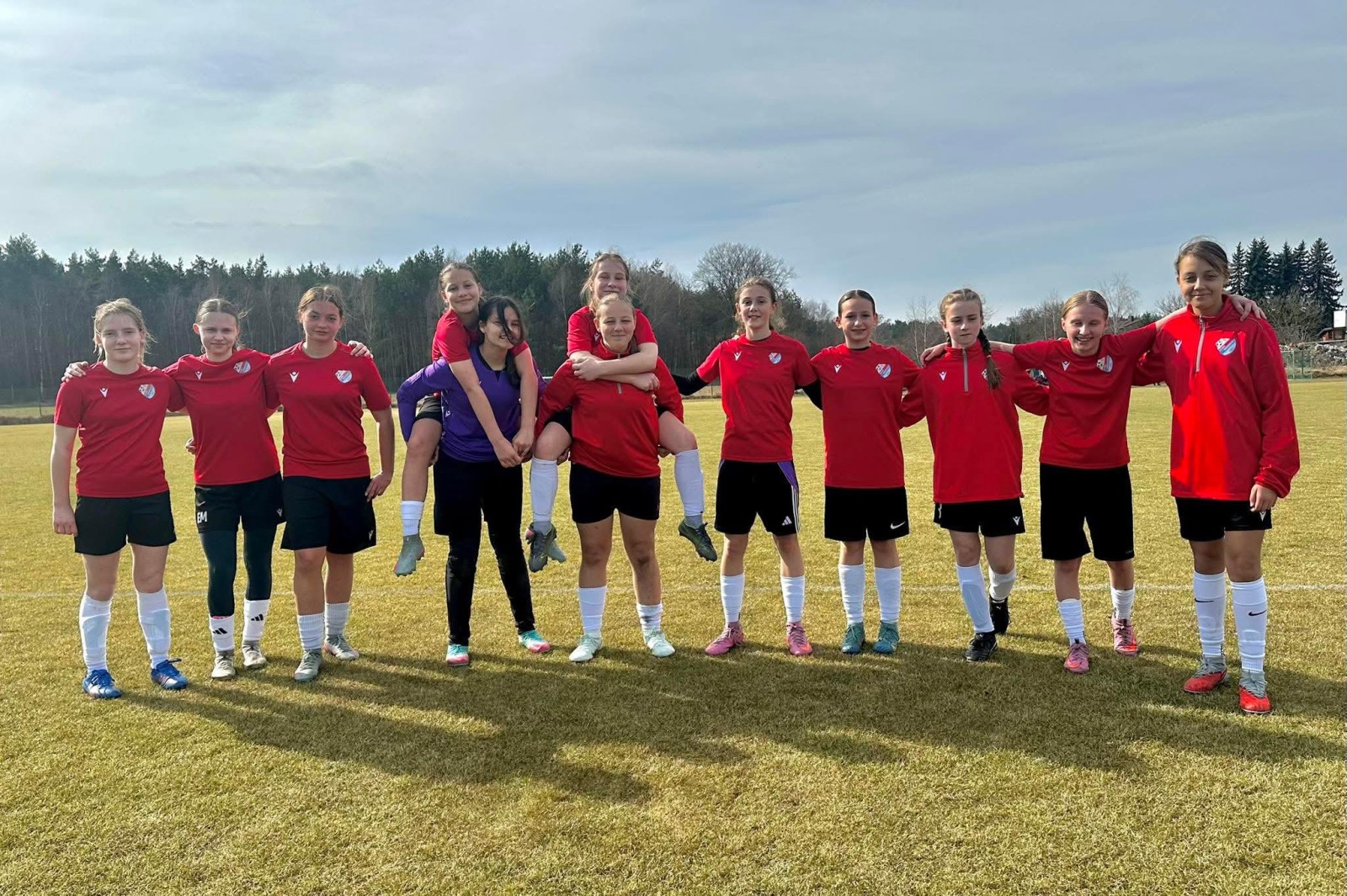 Młodziczki w grze kontrolnej z UKS Orlik Mosina