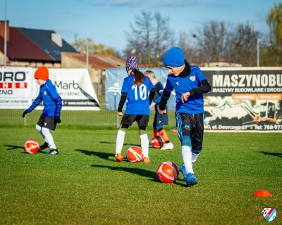 Uśmiech, praca i piłka — tak trenują Żaki F2