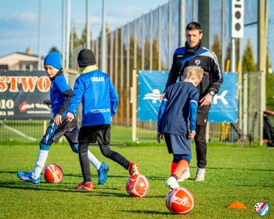 Uśmiech, praca i piłka — tak trenują Żaki F2
