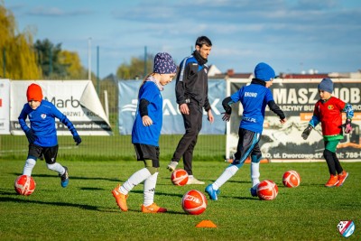 Uśmiech, praca i piłka — tak trenują Żaki F2
