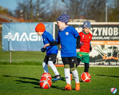 Uśmiech, praca i piłka — tak trenują Żaki F2