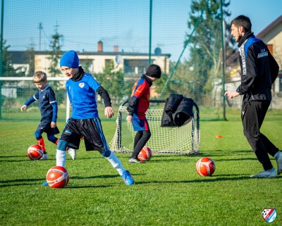 Uśmiech, praca i piłka — tak trenują Żaki F2