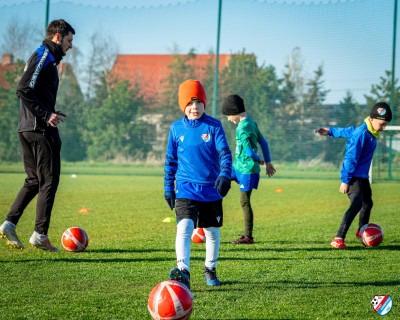 Uśmiech, praca i piłka — tak trenują Żaki F2