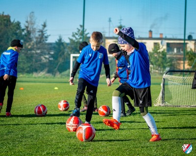 Uśmiech, praca i piłka — tak trenują Żaki F2